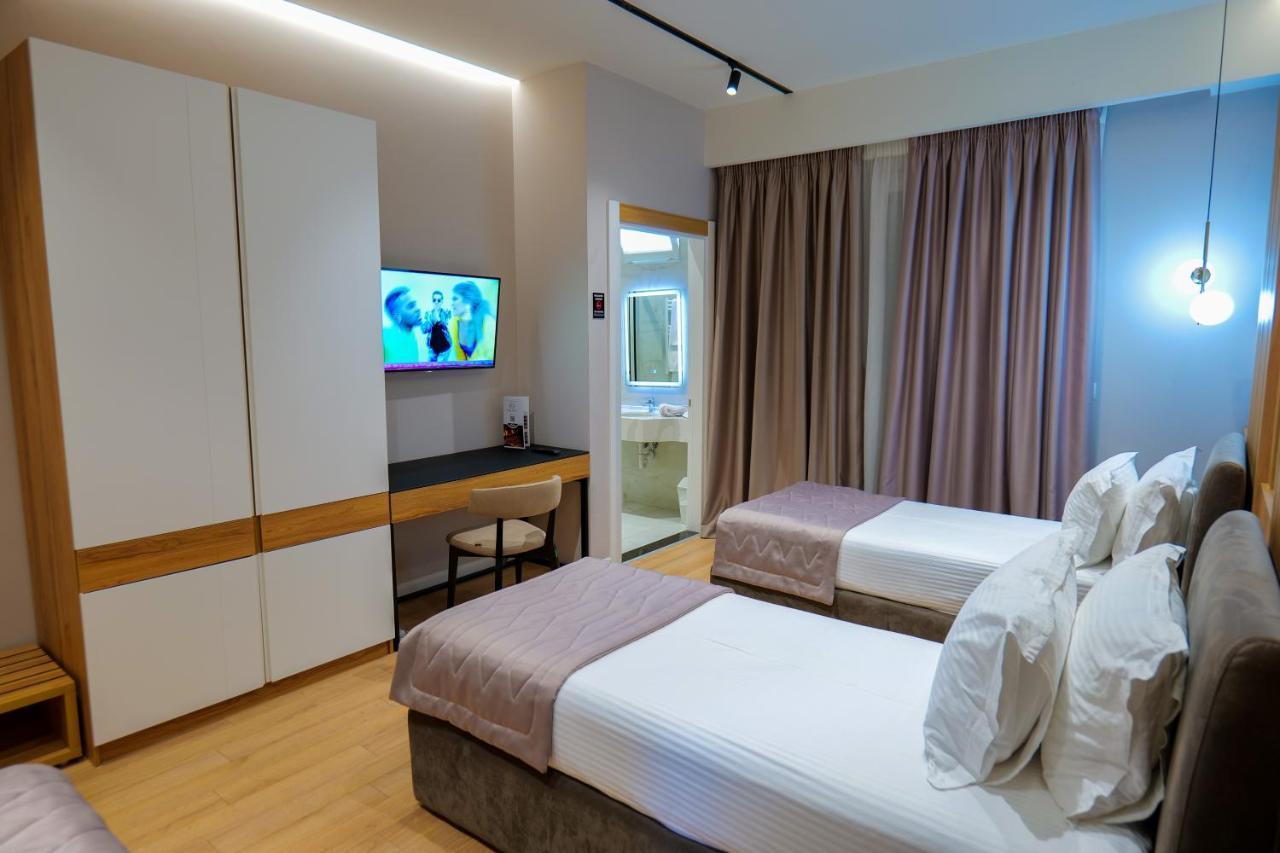Lord Hotel Tirana Вора Екстер'єр фото