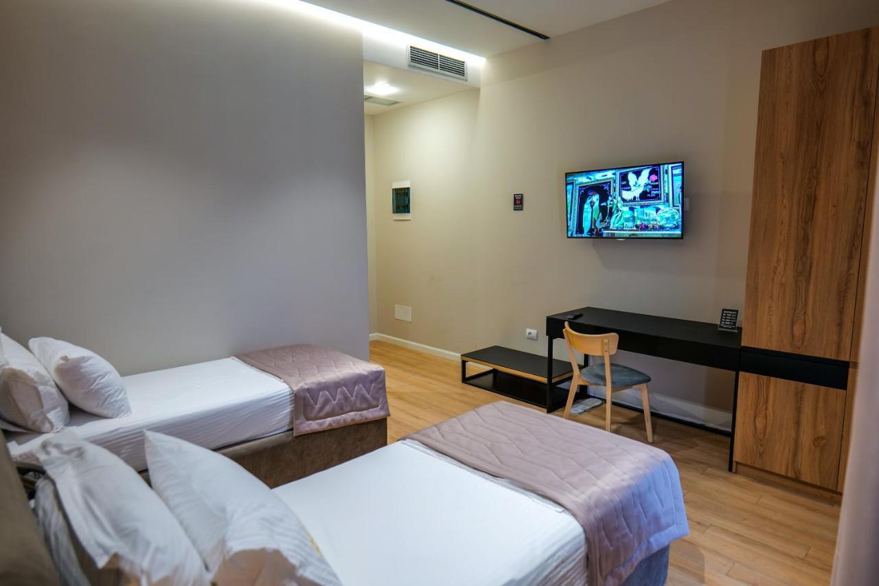 Lord Hotel Tirana Вора Екстер'єр фото