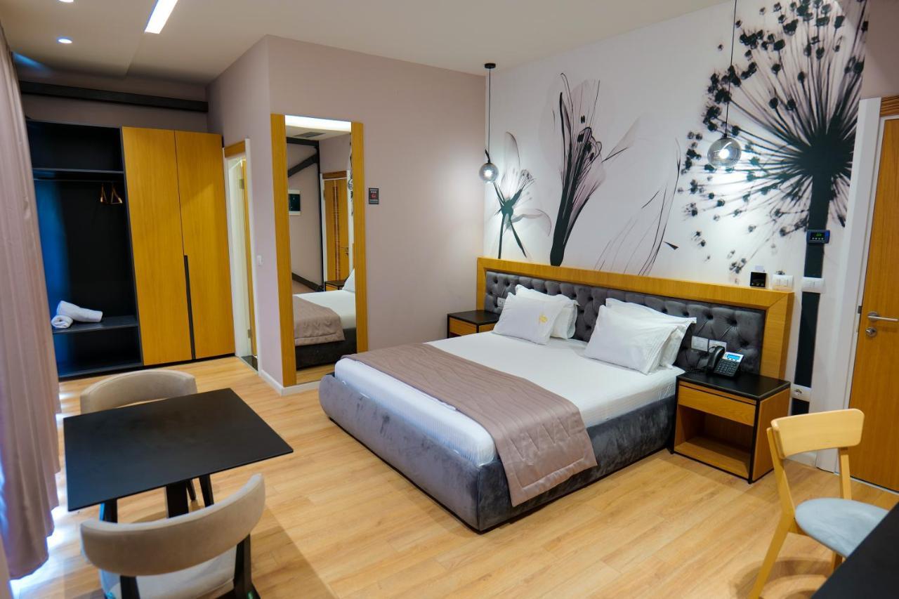 Lord Hotel Tirana Вора Екстер'єр фото